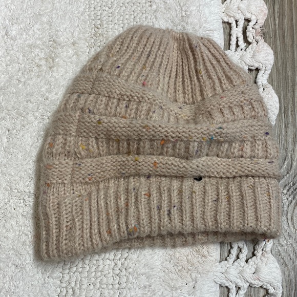Accessories - Ponytail beanie